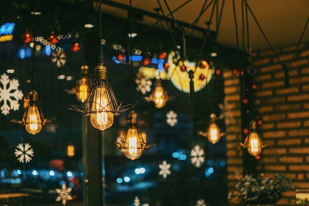 Luces decorativas de navidad frente a un ventanal