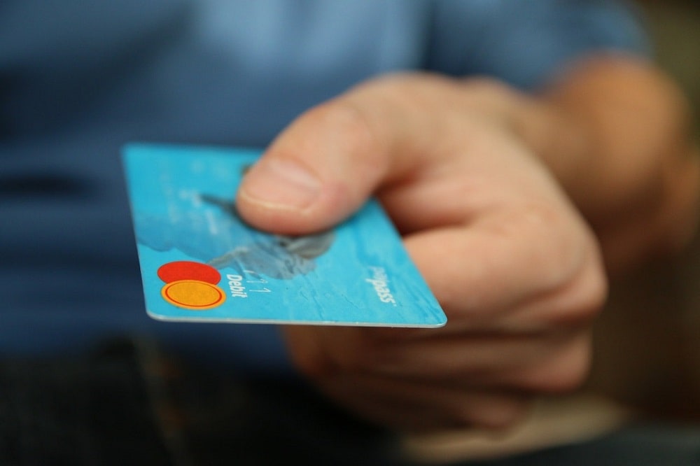 Persona pagando con tarjeta de débito