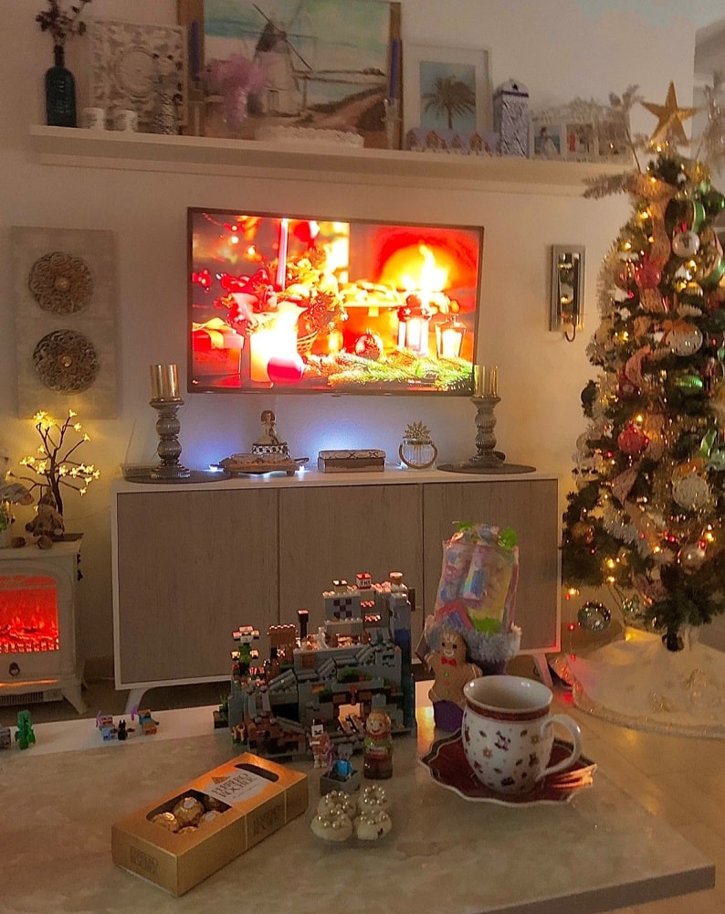 Salón con muebles y decoraciones de navidad