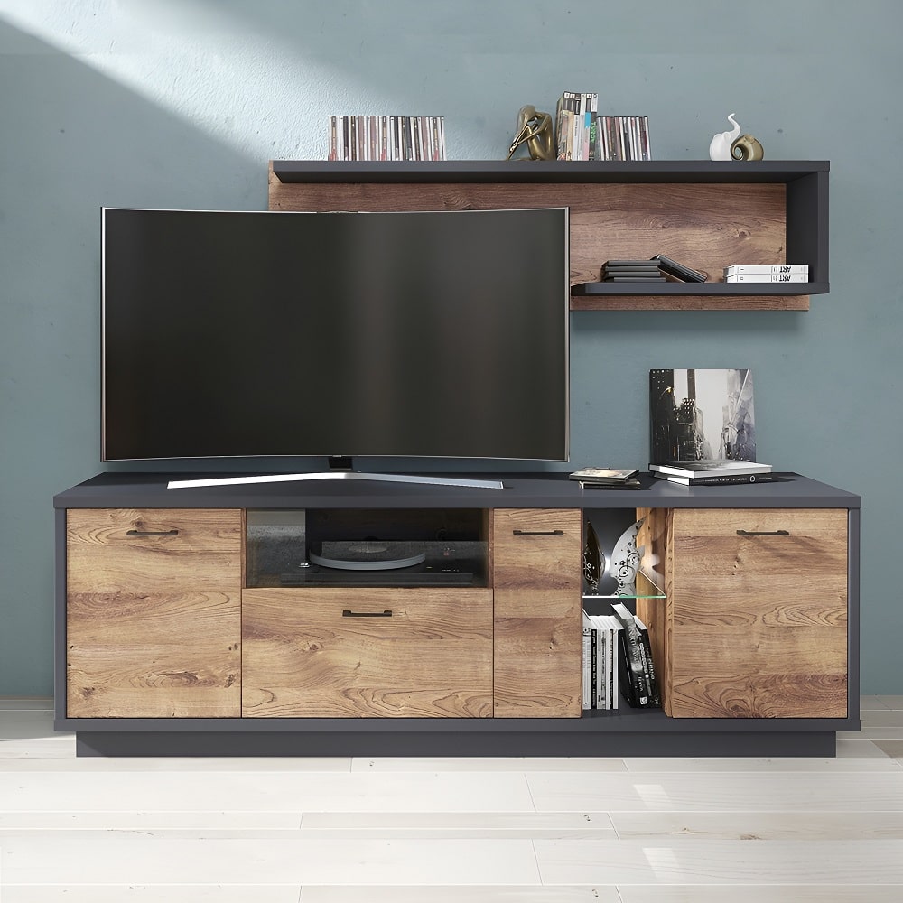 Tv en el mueble en una habitación oscura con una pared de madera