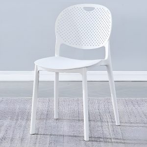 Silla de plástico blanca, respaldo perforado, asiento curvado, fondo. - Tonengo