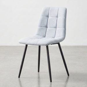 Silla de comedor o salón tapizada en tela gris, patas de metal negras, diseño de cuadros - Prato