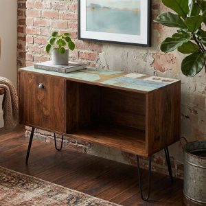 Aparador de madera maciza mindi, estilo vintage, patas de metal, tablero colorido y estante - Jakarta